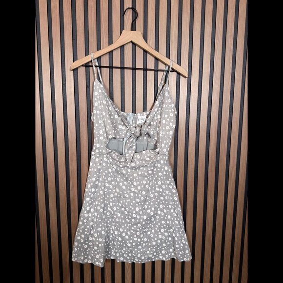 Princess Polly Mini Dress 10/M Womens Gray White Front Knot Floral front Cut Out - Picture 1 of 7